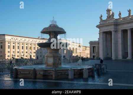 Brunnen auf dem Petersplatz, Rom Stockfoto