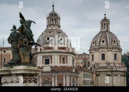 Bronzefigur mit Kirche Santa Maria di Loreto, Rom Stockfoto