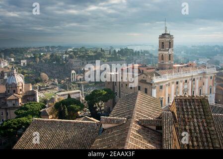 Blick auf die Stadt von der Terrasse des Palazzo Vittorio Emanuele, Rom Stockfoto