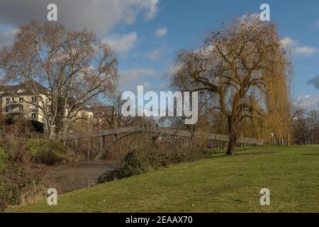 Kleine Fußgängerbrücke über die Nidda in Frankfurt-Hoechst Stockfoto