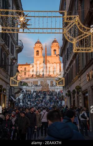 Letzte Sonnenstrahlen, Menschenmenge auf der Spanischen Treppe, Rom Stockfoto