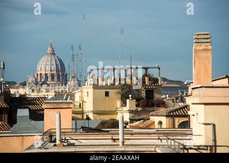 Blick auf die Stadt mit Dächern, Antennen und Schornsteinen, im Hintergrund Petersdom Stockfoto