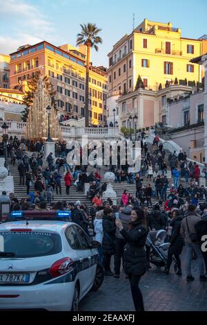 Abendstimmung und Publikum auf der Spanischen Treppe, Rom Stockfoto