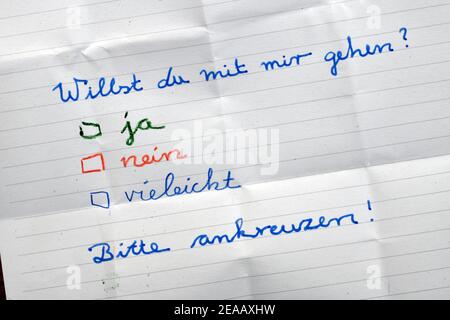 Liebe Note mit der Frage: Willst du mit mir gehen? Bitte überprüfen! Schreibfehler, Baden-Württemberg, Deutschland Stockfoto