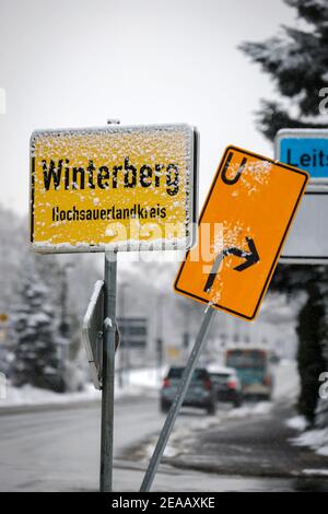 7th. Dezember 2020, Winterberg, Sauerland, Nordrhein-Westfalen, Deutschland, Schneeschild Winterberg, kein Wintersport in Winterberg während der Coronakrise im zweiten Teil der Sperre bleiben die Skilifte nach der neuen Coronaschutzverordnung in NRW geschlossen. 00X201207D008CARO Stockfoto