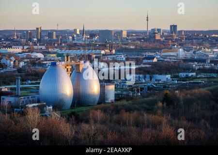 Dortmund, Ruhrgebiet, Nordrhein-Westfalen, Deutschland - Stadtpanorama Dortmund, Skyline der Dortmunder Innenstadt, im Hintergrund der Fernsehturm Florian und Dortmund U, vor den Aufbereitungstürmen der Kläranlage Emscher Dortmund Deusen, die Kläranlage erhält nun eine 4th-stufige Reinigungsstufe, Das befreit auch das behandelte Abwasser von Arzneimittelrückständen. Stockfoto