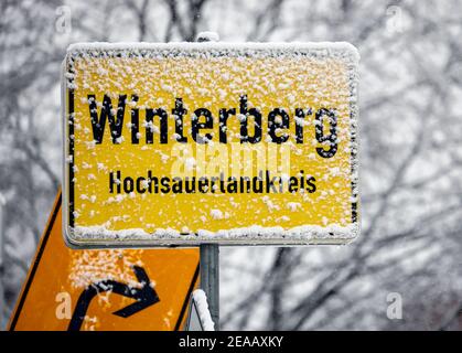 7th. Dezember 2020, Winterberg, Sauerland, Nordrhein-Westfalen, Deutschland, Schneeschild Winterberg, kein Wintersport in Winterberg während der Coronakrise im zweiten Teil der Sperre bleiben die Skilifte nach der neuen Coronaschutzverordnung in NRW geschlossen. 00X201207D006CARO Stockfoto