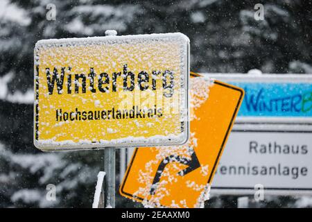 7th. Dezember 2020, Winterberg, Sauerland, Nordrhein-Westfalen, Deutschland, Schneeschild Winterberg, kein Wintersport in Winterberg während der Coronakrise im zweiten Teil der Sperre bleiben die Skilifte nach der neuen Coronaschutzverordnung in NRW geschlossen. 00X201207D002CARO Stockfoto