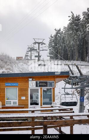 7th. Dezember 2020, Winterberg, Sauerland, Nordrhein-Westfalen, Deutschland, geschlossener Skilift, Skikarussell, kein Wintersport in Winterberg während der Coronakrise im zweiten Teil der Sperre bleiben die Skilifte nach der neuen Corona-Schutzverordnung in NRW geschlossen. 00X201207D022CARO Stockfoto