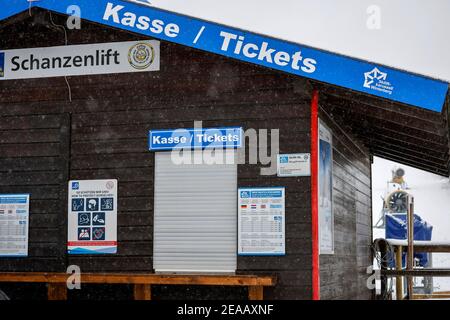 7th. Dezember 2020, Winterberg, Sauerland, Nordrhein-Westfalen, Deutschland, geschlossener Skilift, Skikarussell, kein Wintersport in Winterberg während der Coronakrise im zweiten Teil der Sperre bleiben die Skilifte nach der neuen Corona-Schutzverordnung in NRW geschlossen. 00X201207D010CARO Stockfoto