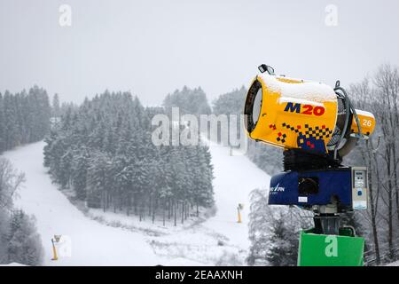 7th. Dezember 2020, Winterberg, Sauerland, Nordrhein-Westfalen, Deutschland, Schneekanone, Skikarussell, kein Wintersport in Winterberg während der Coronakrise im zweiten Teil der Sperre bleiben die Skilifte nach der neuen Corona-Schutzverordnung in NRW geschlossen. 00X201207D012CARO Stockfoto