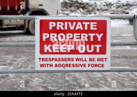 Private Property Keep Out Schild an einem Spedition Hof Stockfoto