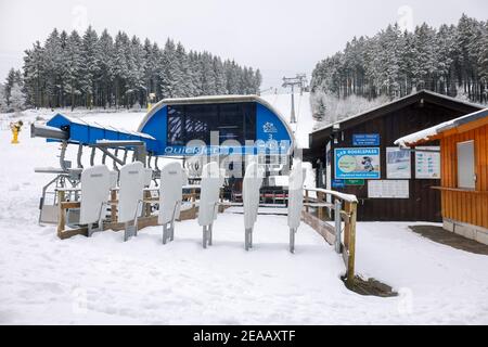 7th. Dezember 2020, Winterberg, Sauerland, Nordrhein-Westfalen, Deutschland, geschlossener Skilift, Skikarussell, kein Wintersport in Winterberg während der Coronakrise im zweiten Teil der Sperre bleiben die Skilifte nach der neuen Corona-Schutzverordnung in NRW geschlossen. 00X201207D028CARO Stockfoto