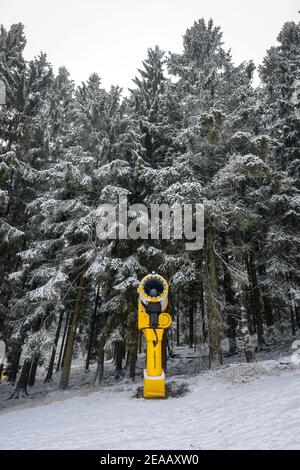 7th. Dezember 2020, Winterberg, Sauerland, Nordrhein-Westfalen, Deutschland, Schneekanone am Skikarussell, kein Wintersport in Winterberg während der Coronakrise im zweiten Teil der Sperre bleiben die Skilifte nach der neuen Corona-Schutzverordnung in NRW geschlossen. 00X201207D033CARO Stockfoto