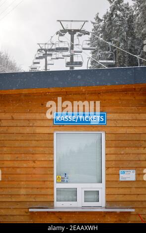 7th. Dezember 2020, Winterberg, Sauerland, Nordrhein-Westfalen, Deutschland, geschlossener Skilift, Skikarussell, kein Wintersport in Winterberg während der Coronakrise im zweiten Teil der Sperre bleiben die Skilifte nach der neuen Corona-Schutzverordnung in NRW geschlossen. 00X201207D023CARO Stockfoto