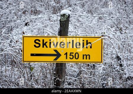 7th. Dezember 2020, Winterberg, Sauerland, Nordrhein-Westfalen, Deutschland, Schneeschild Skiverleih, kein Wintersport in Winterberg in Zeiten der Coronakrise im zweiten Teil der Sperre bleiben die Skilifte nach der neuen Coronaschutzverordnung in Nordrhein-Westfalen geschlossen. 00X201207D0036CARO Stockfoto