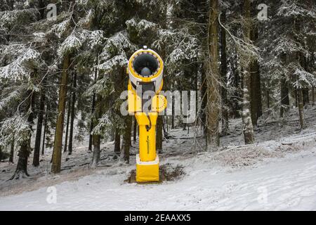 7th. Dezember 2020, Winterberg, Sauerland, Nordrhein-Westfalen, Deutschland, Schneekanone am Skikarussell, kein Wintersport in Winterberg während der Coronakrise im zweiten Teil der Sperre bleiben die Skilifte nach der neuen Corona-Schutzverordnung in NRW geschlossen. 00X201207D031CARO Stockfoto