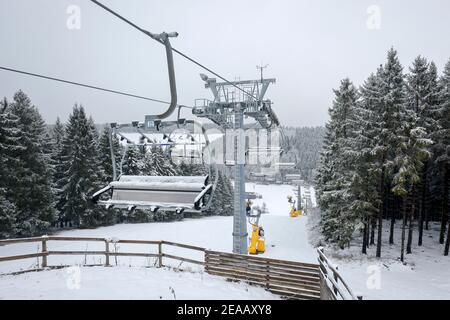 7th. Dezember 2020, Winterberg, Sauerland, Nordrhein-Westfalen, Deutschland, geschlossener Skilift, Skikarussell, kein Wintersport in Winterberg während der Coronakrise im zweiten Teil der Sperre bleiben die Skilifte nach der neuen Corona-Schutzverordnung in NRW geschlossen. 00X201207D035CARO Stockfoto