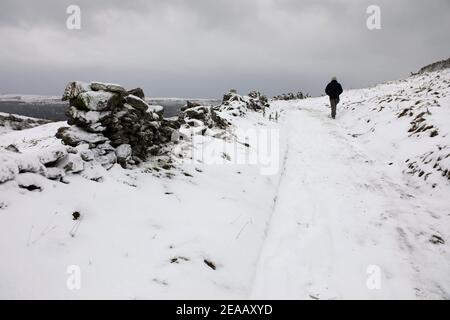 Walker auf der Taylor Lane im Derbyshire Peak District National Parken Stockfoto