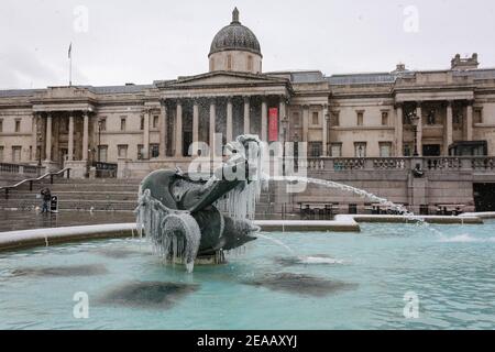 London, Großbritannien. Februar 2021, 08. UK Wetter: Ein eisbedeckter gefrorener Brunnen am Trafalgar Square. Kaltes Wetter durch Sturm Darcy verursacht. Quelle: Waldemar Sikora Stockfoto