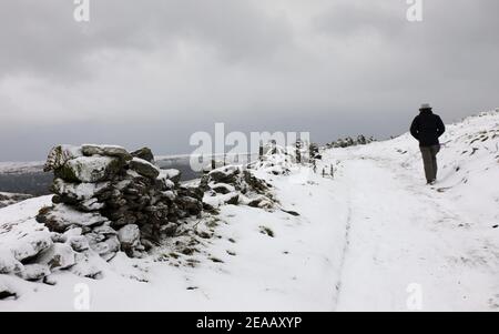 Walker auf der Taylor Lane im Derbyshire Peak District National Parken Stockfoto