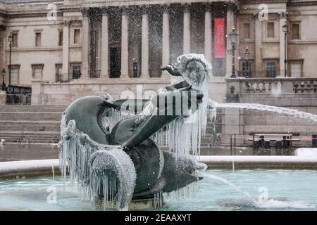 London, Großbritannien. Februar 2021, 08. UK Wetter: Ein eisbedeckter gefrorener Brunnen am Trafalgar Square. Kaltes Wetter durch Sturm Darcy verursacht. Quelle: Waldemar Sikora Stockfoto