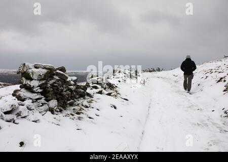 Walker auf der Taylor Lane im Derbyshire Peak District National Parken Stockfoto