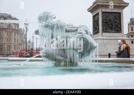 London, Großbritannien. Februar 2021, 08. UK Wetter: Ein eisbedeckter gefrorener Brunnen am Trafalgar Square. Kaltes Wetter durch Sturm Darcy verursacht. Quelle: Waldemar Sikora Stockfoto