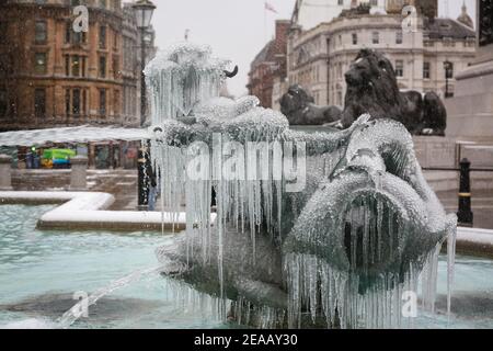 London, Großbritannien. Februar 2021, 08. UK Wetter: Ein eisbedeckter gefrorener Brunnen am Trafalgar Square. Kaltes Wetter durch Sturm Darcy verursacht. Quelle: Waldemar Sikora Stockfoto