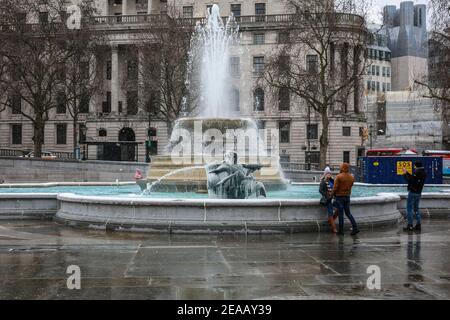 London, Großbritannien. Februar 2021, 08. UK Wetter: Ein eisbedeckter gefrorener Brunnen am Trafalgar Square. Kaltes Wetter durch Sturm Darcy verursacht. Quelle: Waldemar Sikora Stockfoto