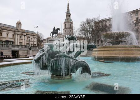 London, Großbritannien. Februar 2021, 08. UK Wetter: Ein eisbedeckter gefrorener Brunnen am Trafalgar Square. Kaltes Wetter durch Sturm Darcy verursacht. Quelle: Waldemar Sikora Stockfoto