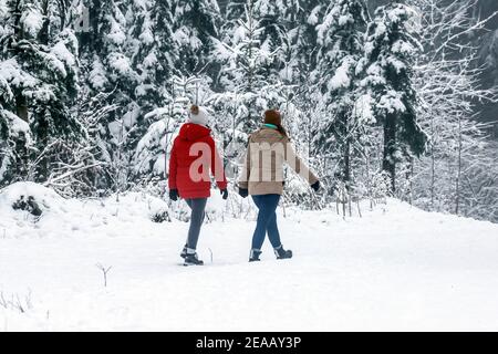 7th. Dezember 2020, Winterberg, Sauerland, Nordrhein-Westfalen, Deutschland, Menschen wandern auf dem Kahler Asten durch die verschneite Landschaft in Zeiten der Coronakrise im zweiten Teil der Sperre bleiben die Skilifte nach der neuen Corona-Schutzverordnung in Nordrhein-Westfalen geschlossen. 00X201207D064CARO Stockfoto