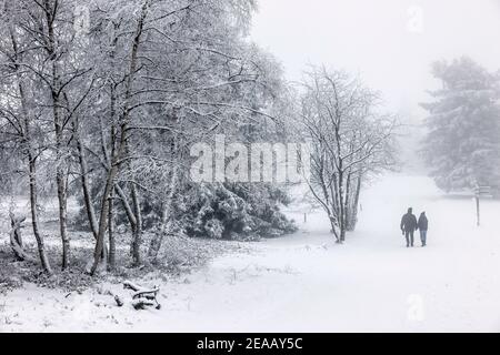 7th. Dezember 2020, Winterberg, Sauerland, Nordrhein-Westfalen, Deutschland, Menschen wandern auf dem Kahler Asten durch die verschneite Landschaft in Zeiten der Coronakrise im zweiten Teil der Sperre bleiben die Skilifte nach der neuen Corona-Schutzverordnung in Nordrhein-Westfalen geschlossen. 00X201207D063CARO Stockfoto