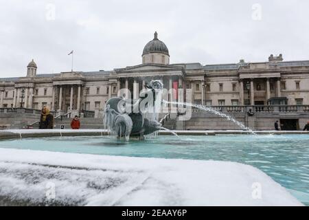 London, Großbritannien. Februar 2021, 08. UK Wetter: Ein eisbedeckter gefrorener Brunnen am Trafalgar Square. Kaltes Wetter durch Sturm Darcy verursacht. Quelle: Waldemar Sikora Stockfoto