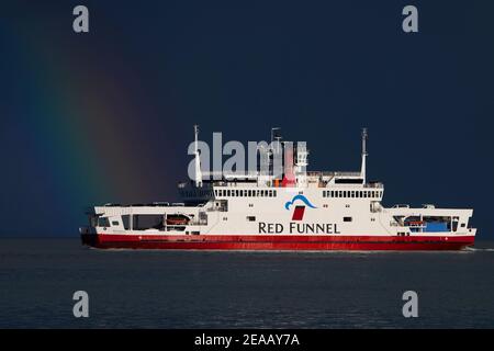 Red Funnel, Auto, Fähre, Red Eagle, Strand, Regenwolken, The Solent, Cowes, Insel Wight, England, Großbritannien, Stockfoto