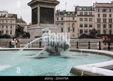 London, Großbritannien. Februar 2021, 08. UK Wetter: Ein eisbedeckter gefrorener Brunnen am Trafalgar Square. Kaltes Wetter durch Sturm Darcy verursacht. Quelle: Waldemar Sikora Stockfoto