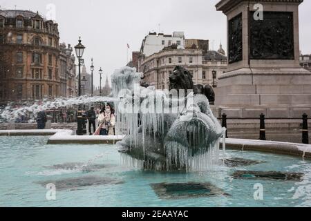 London, Großbritannien. Februar 2021, 08. UK Wetter: Ein eisbedeckter gefrorener Brunnen am Trafalgar Square. Kaltes Wetter durch Sturm Darcy verursacht. Quelle: Waldemar Sikora Stockfoto