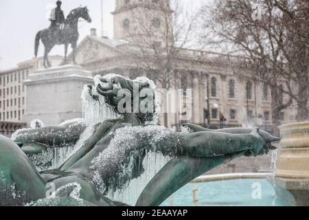 London, Großbritannien. Februar 2021, 08. UK Wetter: Ein eisbedeckter gefrorener Brunnen am Trafalgar Square. Kaltes Wetter durch Sturm Darcy verursacht. Quelle: Waldemar Sikora Stockfoto