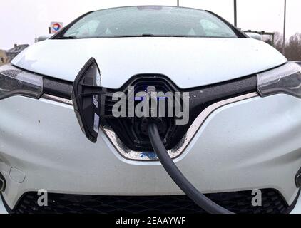 E-Auto Renault ZOE an einem Kraftwerk an einer Total Tankstelle in Berlin, 5. Februar 2021. © Peter Schatz / Alamy Stock Photos Stockfoto