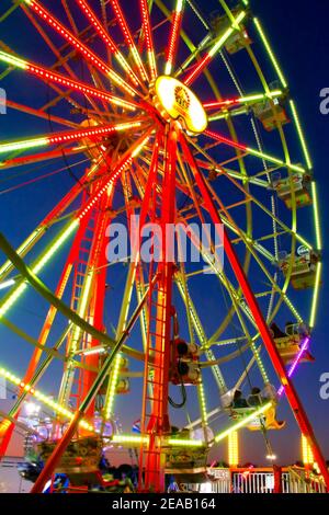 Das jährliche Pelican Festival am Grand Lake in Grove Oklahoma ging sogar während der Pandemie 2020 vor, wie diese Nahaufnahme des Riesenrads zeigt. Stockfoto