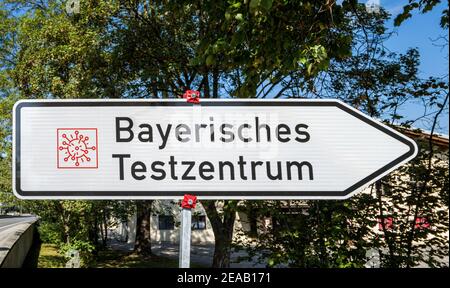 Wegweiser zum Bayerischen Corona Testzentrum in Weilheim Obb., Bayern, Deutschland, Europa Stockfoto