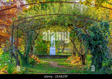 Arkade und Apollo-Statue im Schacky Park, Dießen am Ammersee, Bayern, Deutschland, Europa Stockfoto