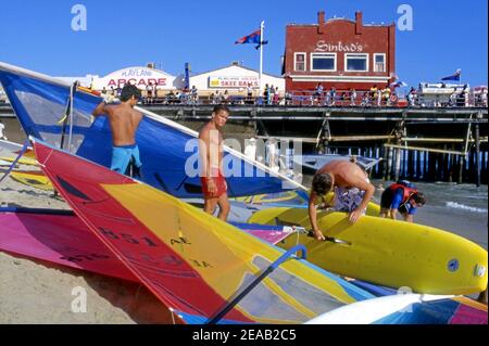 Windsurfer in der Nähe des Santa Monica Pier um 1981 Stockfoto