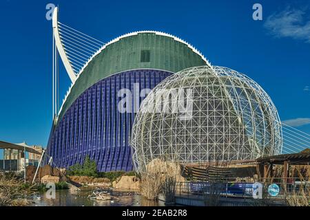 Die kugelförmige Feuchtgebiete Voliere der Oceanogràfic mit der Agora im Hintergrund der Stadt der Künste und Wissenschaften in Valencia, Spanien, Europa Stockfoto