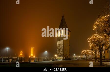 Alter Leuchtturm von Lindau am Bodensee bei Nacht Stockfoto