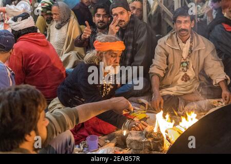 Sufi-Schrein von Baba Shah Jamal an EINEM Donnerstagabend, Lahore, Punjab, Pakistan Stockfoto