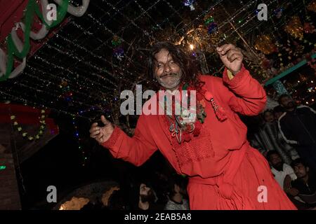 Sufi-Mann am Schrein von Baba Shah Jamal an EINEM Donnerstagabend, Lahore, Punjab, Pakistan Stockfoto