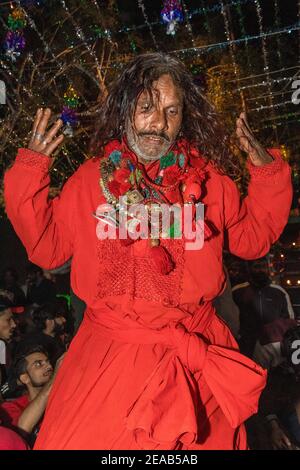 Sufi-Mann am Schrein von Baba Shah Jamal an EINEM Donnerstagabend, Lahore, Punjab, Pakistan Stockfoto