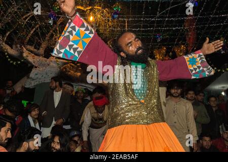 Sufi-Mann am Schrein von Baba Shah Jamal an EINEM Donnerstagabend, Lahore, Punjab, Pakistan Stockfoto