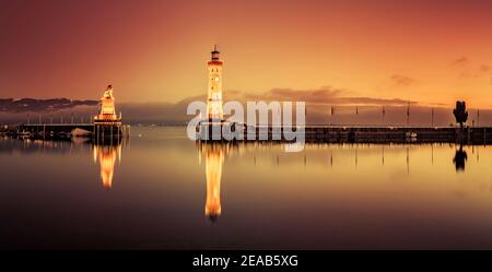 Hafeneinfahrt von Lindau am Bodensee bei Nacht Stockfoto